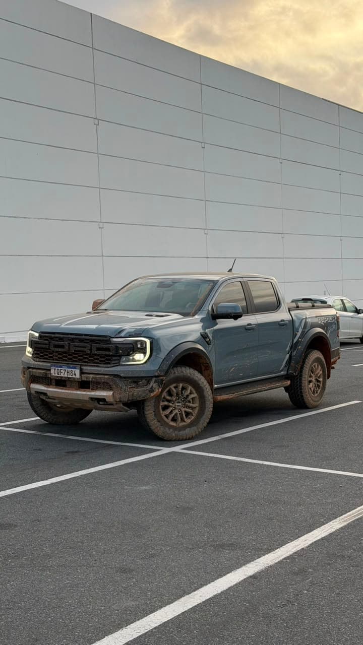 Ford Raptor da Habitat Natural ao lado da equipe