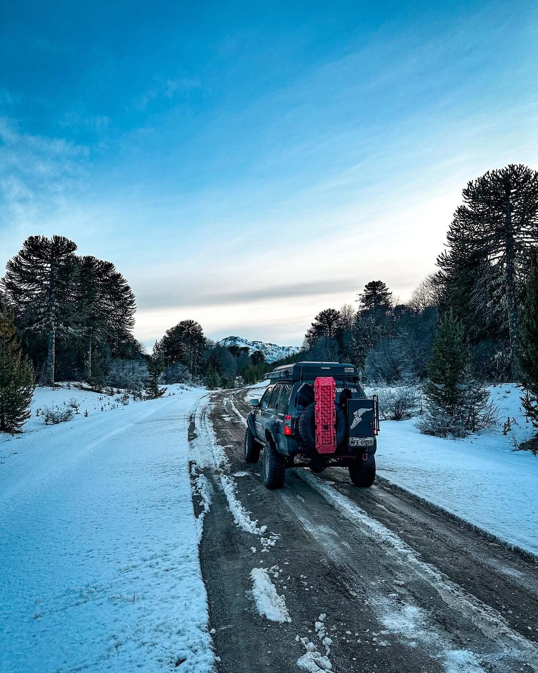 Veículo de expedição na neve ao pôr do sol