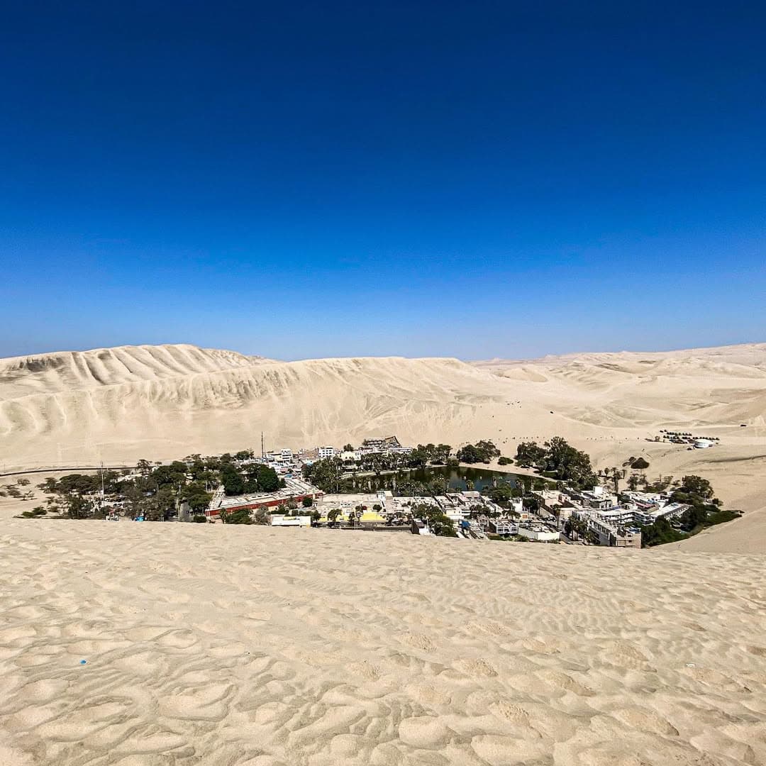 Oásis de Huacachina entre as dunas do deserto do Peru