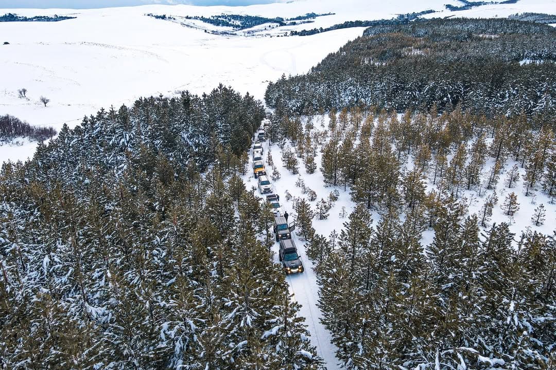 Comboio de expedição atravessando a neve