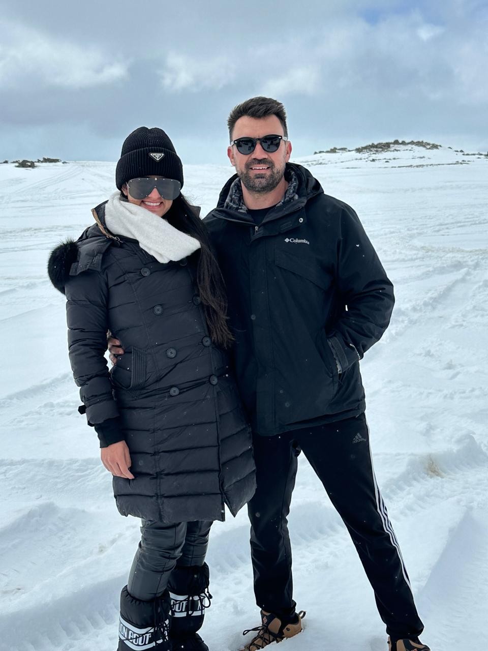 Bruna e Thiago, fundadores da Habitat Natural, com a bandeira numa expedição